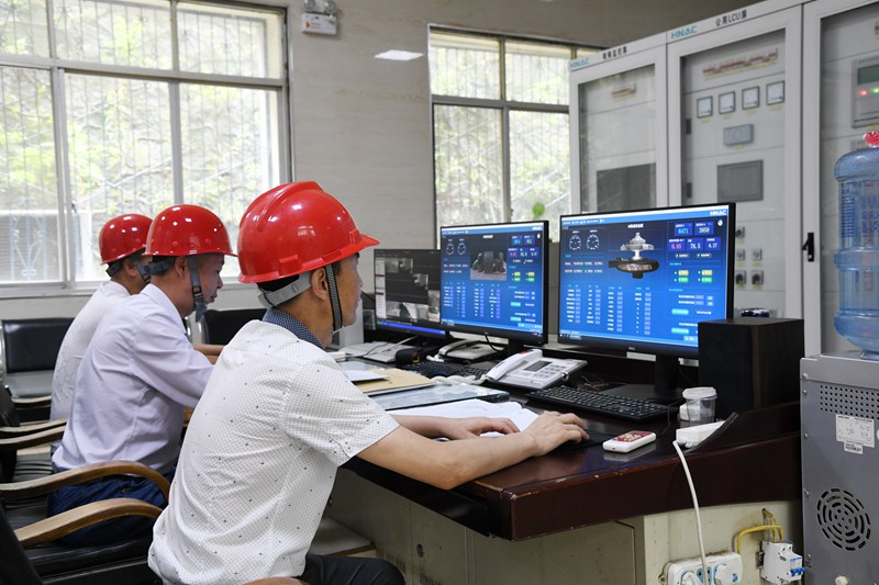 工人在施秉縣觀音巖水電站數控室作業。潘希來 攝