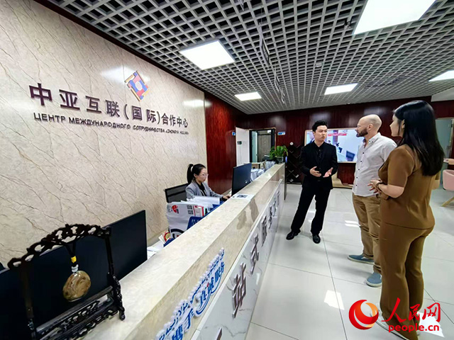烏魯木齊斯拉夫食品銷售有限責任公司負責人克拉西克·保羅在烏魯木齊經(jīng)濟技術開發(fā)區(qū)(頭屯河區(qū))外資企業(yè)服務中心咨詢業(yè)務政策。人民網(wǎng)記者 韓婷攝