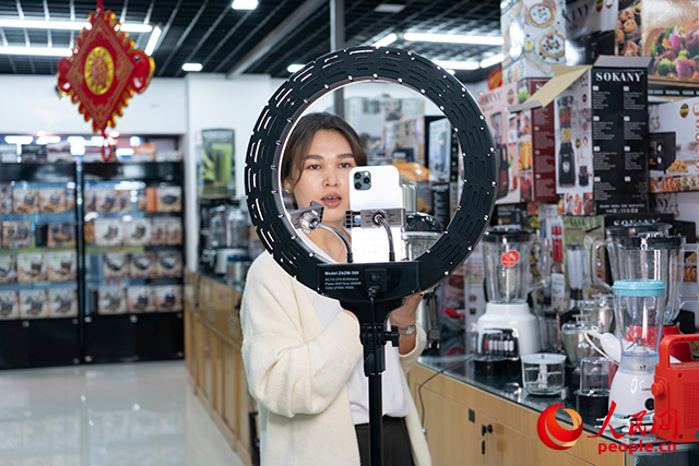 阿依格熱木·哈比別克在進行跨境直播帶貨。人民網(wǎng) 常沙攝