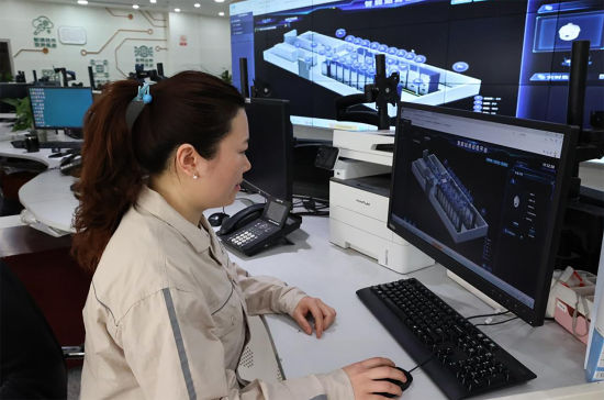 圖為國網重慶北碚供電公司工作人員正在用智能站房巡檢平臺巡視山語城開閉所。譚定琴 攝