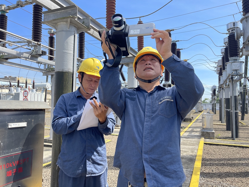 海南電網文昌供電局員工開展電力設備安全檢查。  宋印官攝