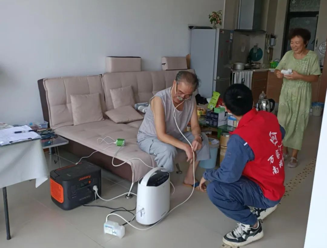 6月14日，南方電網海南樂東供電局黨員便民服務隊用“電小二”應急電源為依賴胰島素的老人家中提供臨時用電。陳小帆 攝.jpg