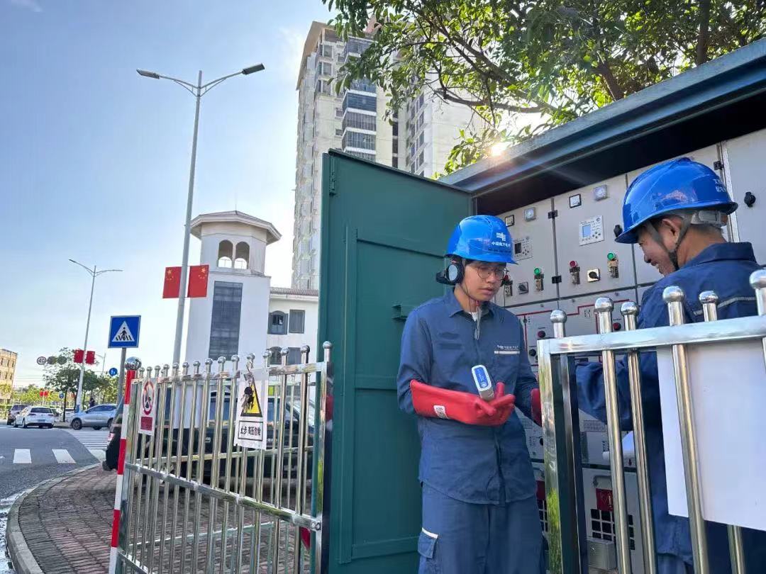 國慶期間，南方電網(wǎng)海南文昌供電局南部配電中心工作人員在重點線路檢查環(huán)網(wǎng)柜。李光燁 攝.jpg