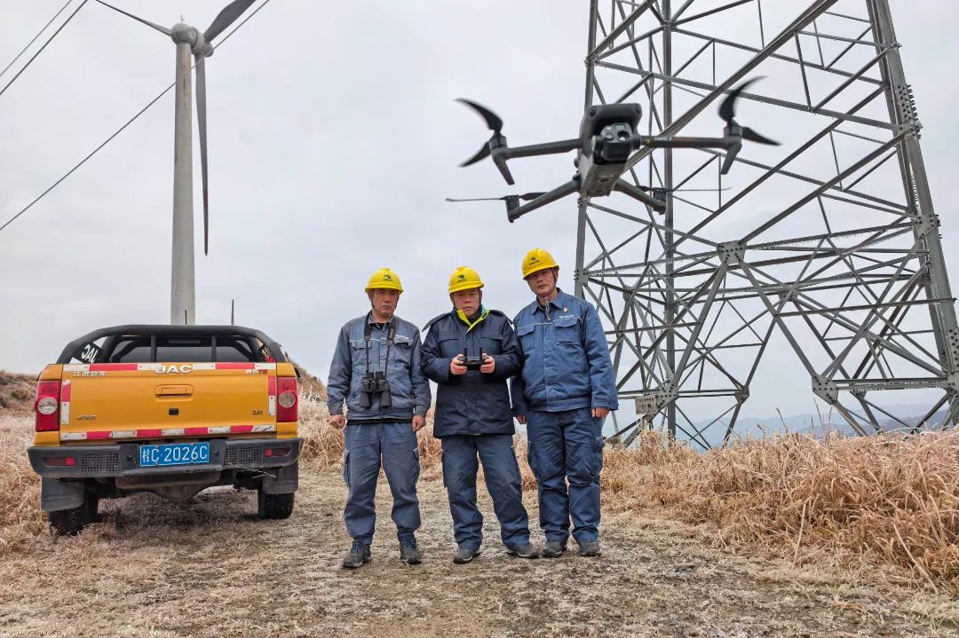 2月7日，南方電網廣西桂林供電局輸電管理所到110千伏金中旺線巡視覆冰段線路。（莫希濤 攝） (2).jpg