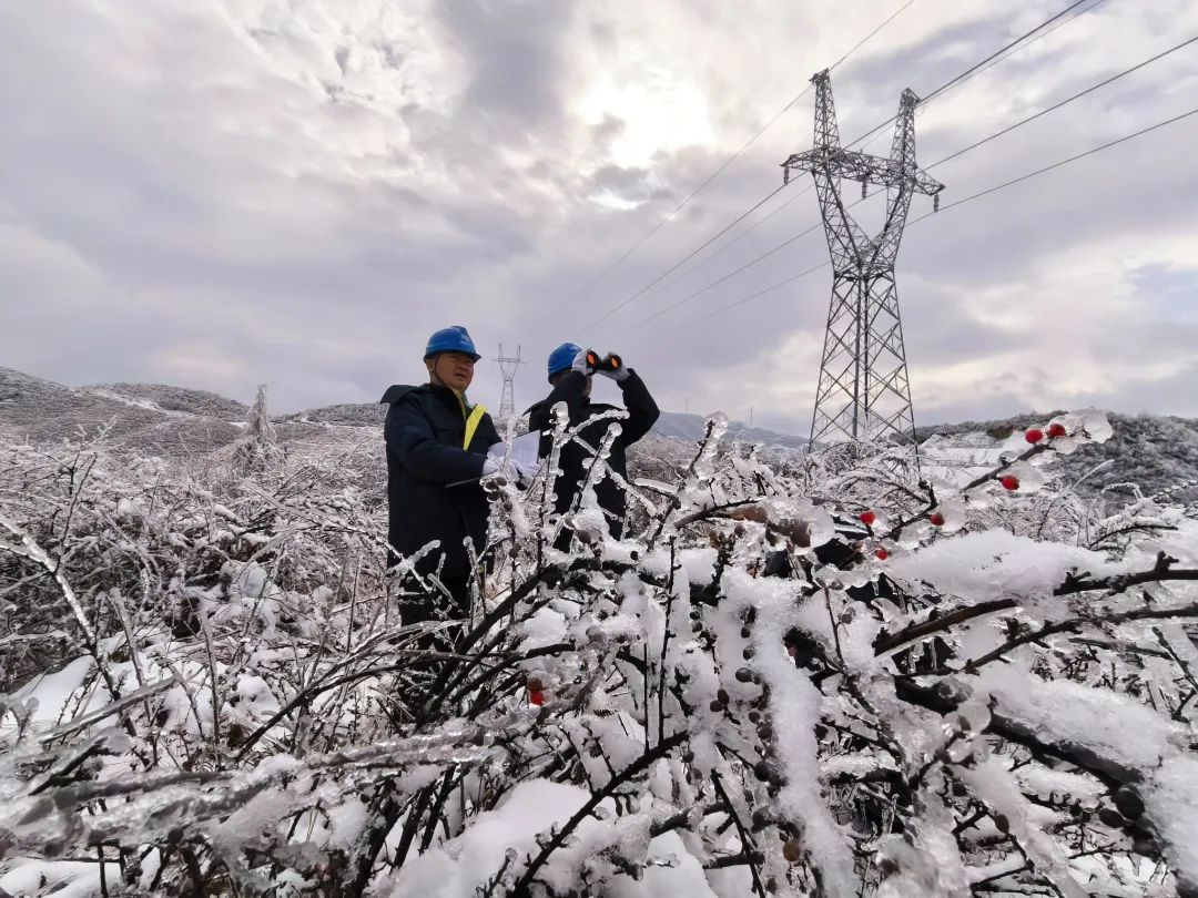 在貴州畢節，南方電網貴州電網公司使用首套全控型直流融冰裝置對畢節110千伏韭珠線開展融冰作業，圖為南方電網貴州畢節供電局輸電管理一所工作人員對該線路進行覆冰觀測。（羅凱 攝） (3).jpg