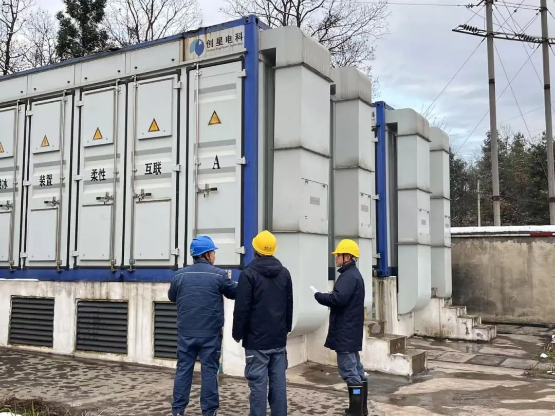 在貴州畢節，南方電網貴州電網公司使用首套全控型直流融冰裝置對畢節110千伏韭珠線開展融冰作業，圖為南方電網貴州畢節供電局變電管理一所工作人員對設備進行巡視。（劉凱 攝）.jpg