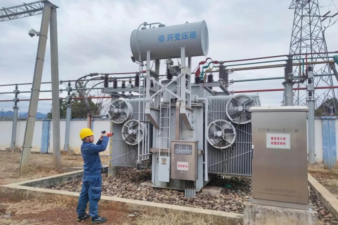 ▲2月7日，南方電網廣西桂林供電局變電管理二所工作人員在220千伏瑤鄉變電站內進行設備巡視。（康一芃 攝）.jpg