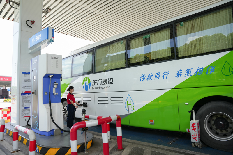 氫能巴士在加氫站等候加氫。中國石化浙江石油供圖