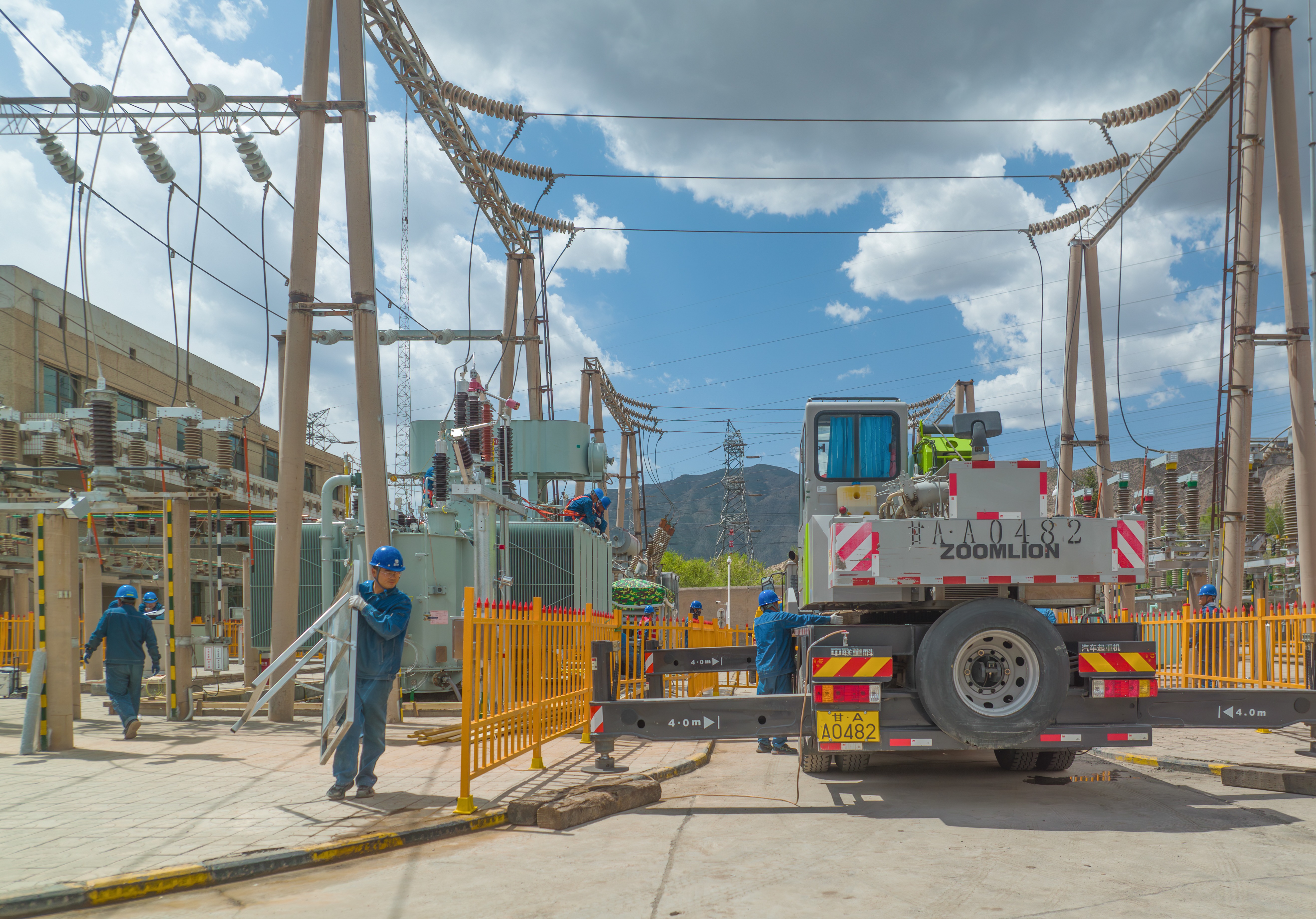 4月24日，在110千伏享堂變電站春檢現場，國網蘭州供電公司變電檢修<span id=