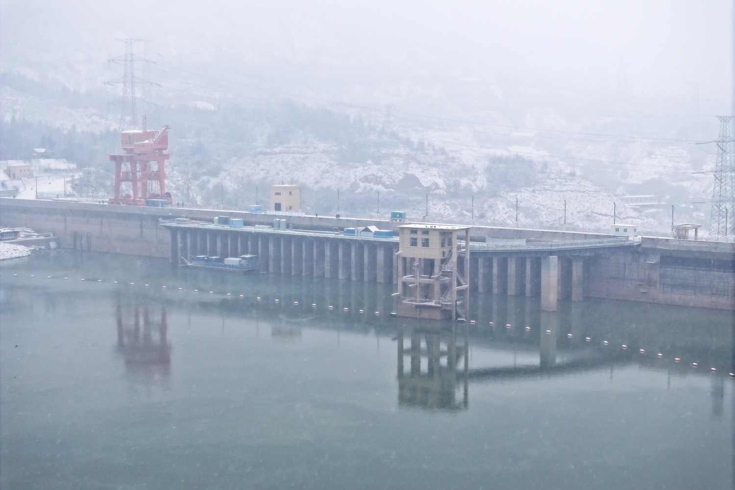劉家峽水電廠：“以雪為令”應對寒潮降雪天氣 (1).JPG