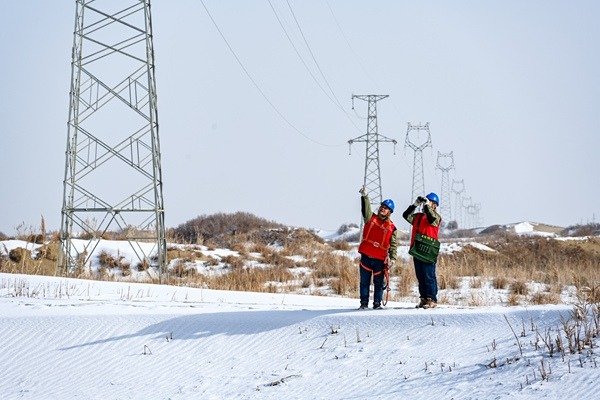 1月8日，國(guó)網(wǎng)巴州供電公司組織員工按照迎峰度冬保供要求，對(duì)塔<span id=