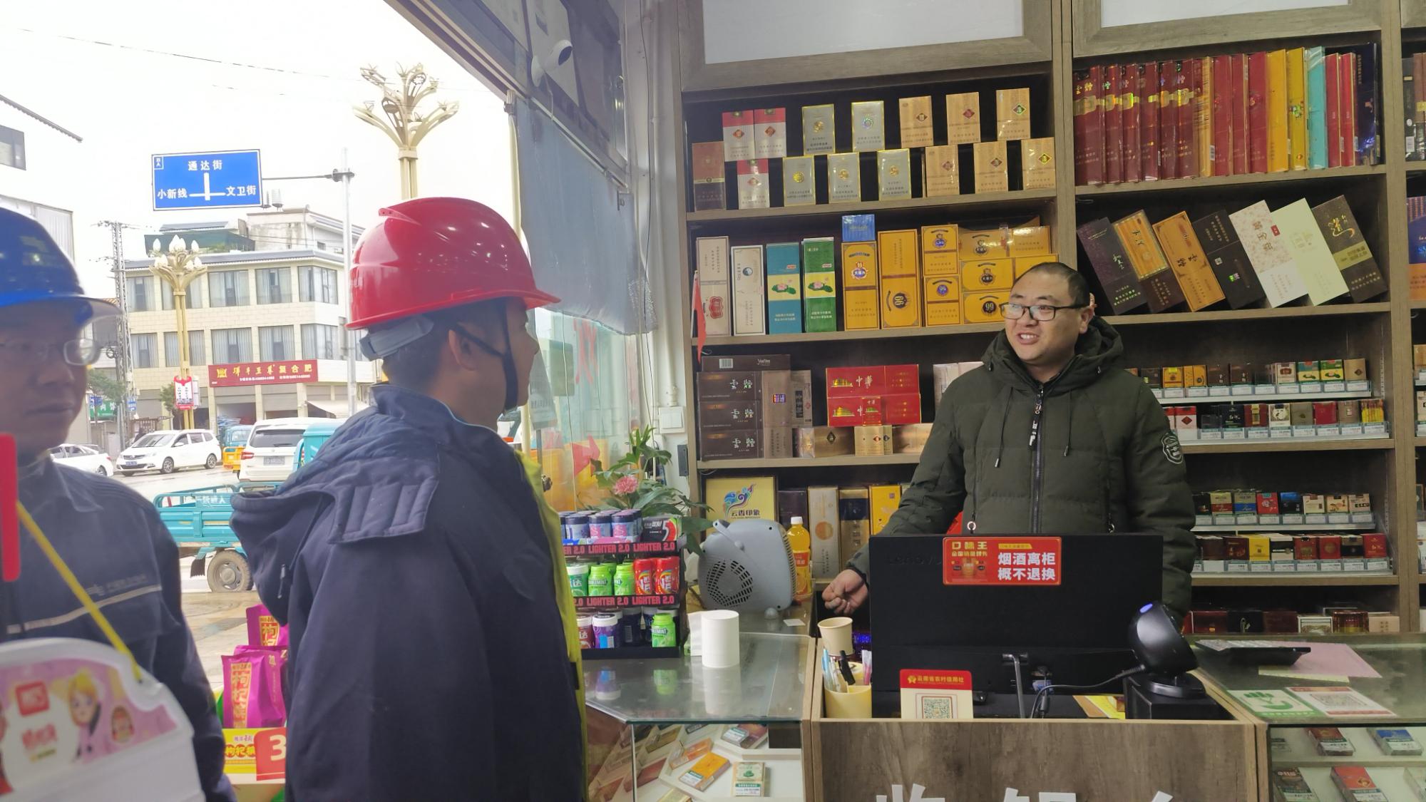 工作人員進(jìn)超市進(jìn)行錯(cuò)峰用電宣傳.jpg