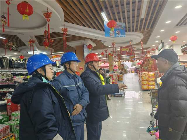 工作人員進(jìn)超市進(jìn)行錯(cuò)峰用電宣傳和隱患排查.jpg