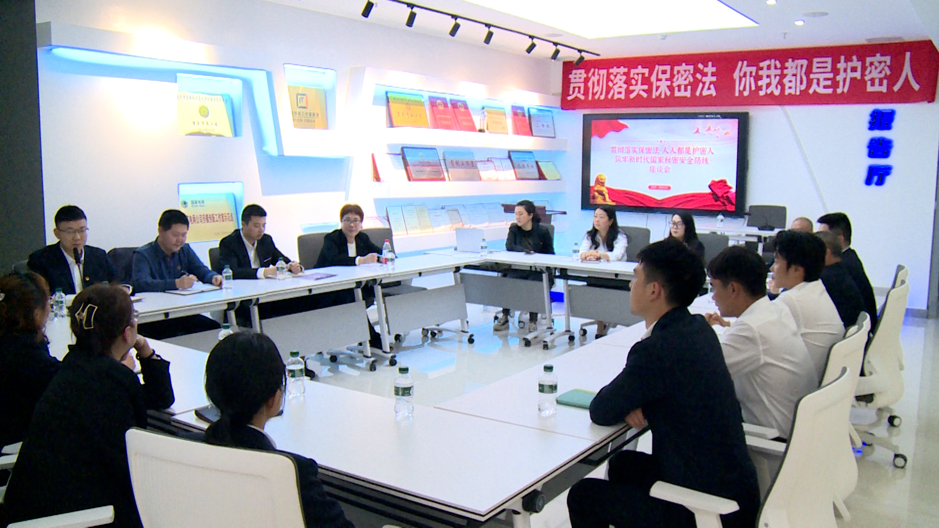 4月9日，國(guó)網(wǎng)重慶綦江供電公司工作人員在公司開展座談會(huì)討論。（袁巧 攝）.jpg