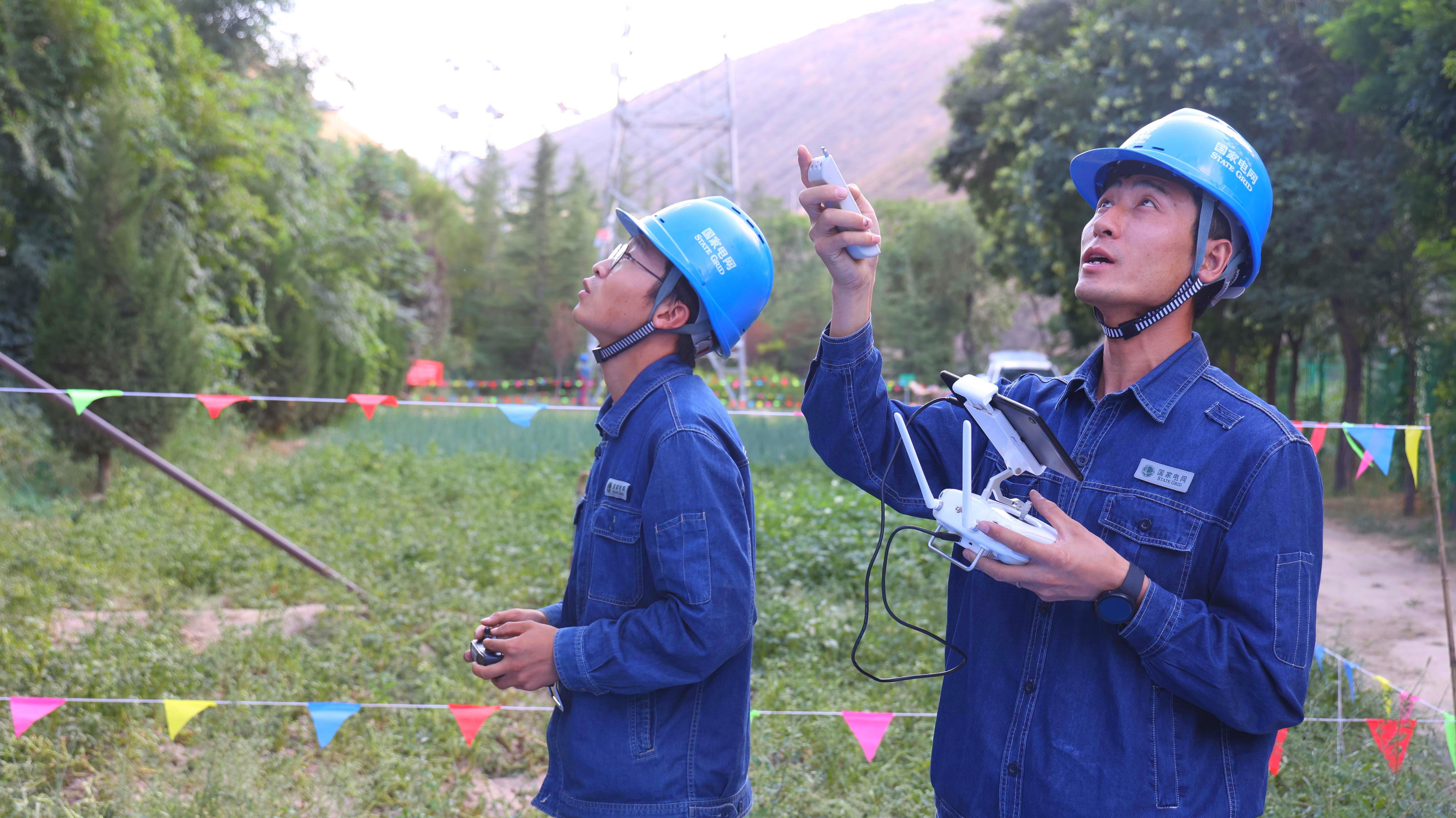 8月25日，國網蘭州供電公司工作人員在蘭州石板山輸電線路技能培訓基地使用“‘歐姆雙翼式’無人機接觸式驗電器及接地裝置”完成高空輸電線路的接觸式驗電及接地。李小東攝 (1).jpg