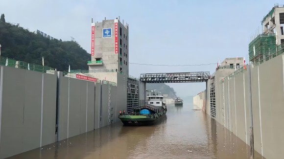 2--【項目建設】運輸“使命必達”， 三期項目大件設備圓滿交付.jpg