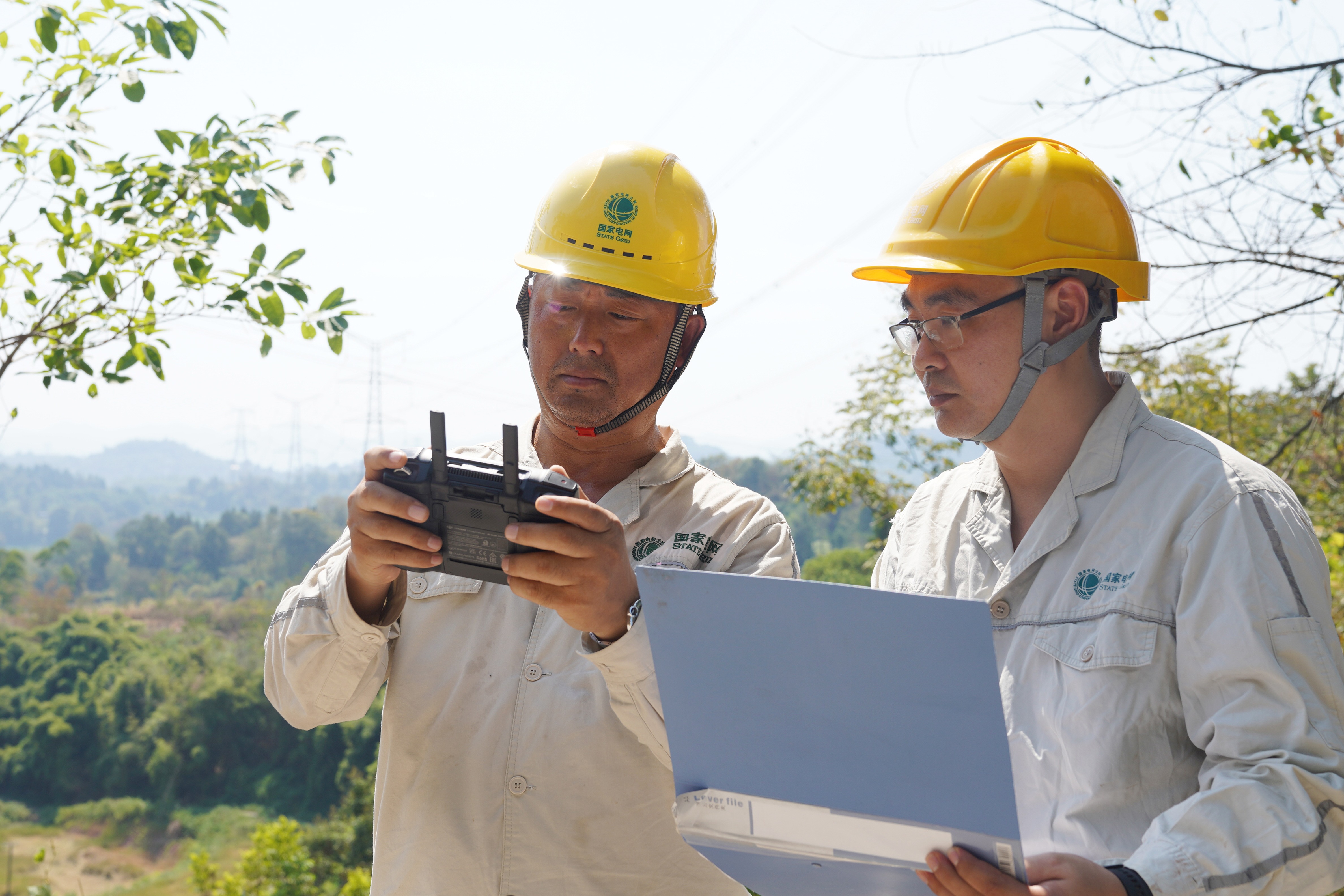 國網重慶銅梁供電公司輸電運檢班員工通過運用無人機開展輸電線路設備巡視測溫工作。（顏玲莉） (1).JPG
