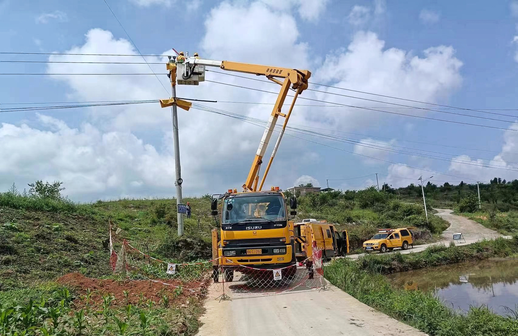 整治跨魚塘線路 守護人身電網安全.jpg