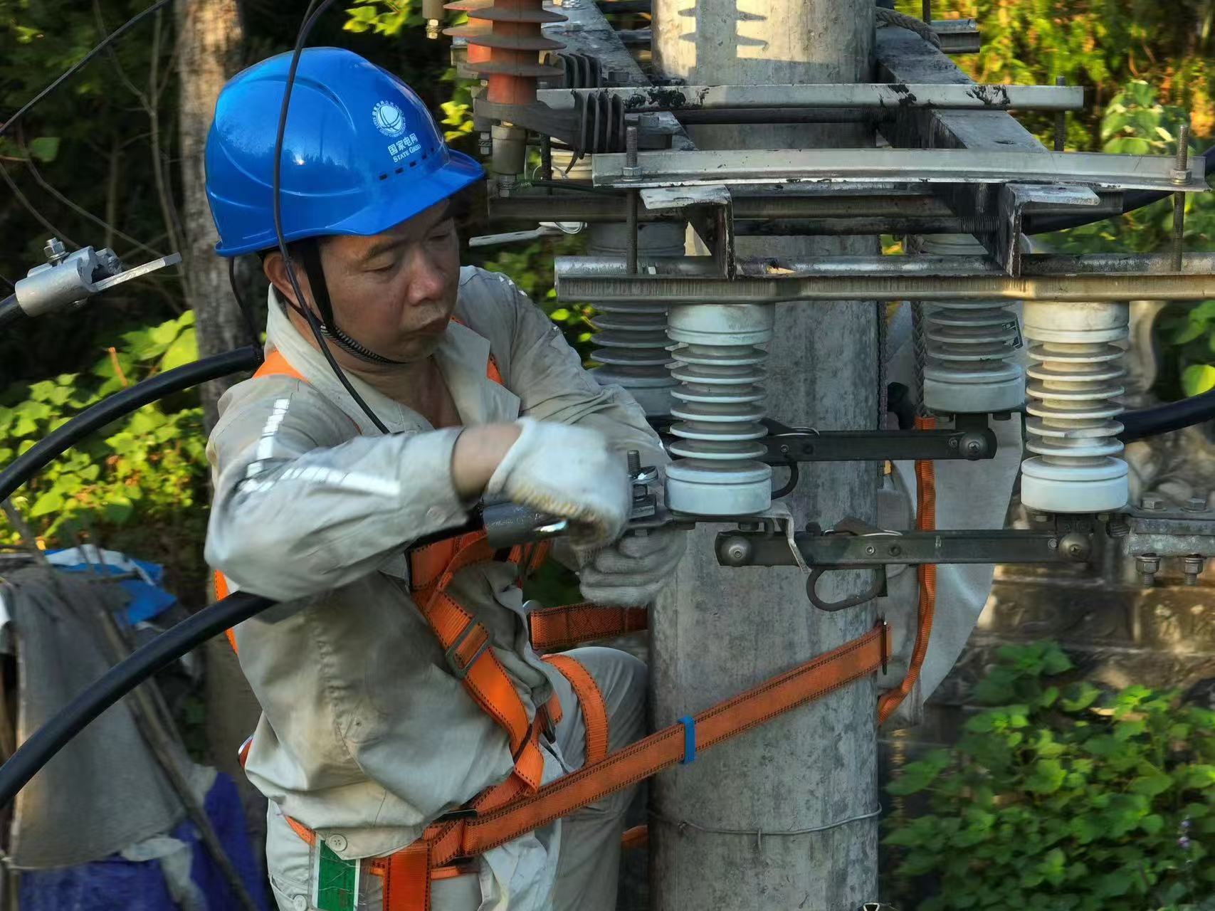 9月18日，國網重慶綦江供電公司工種人員在10千伏漁棚線開展消缺工作。（.jpg