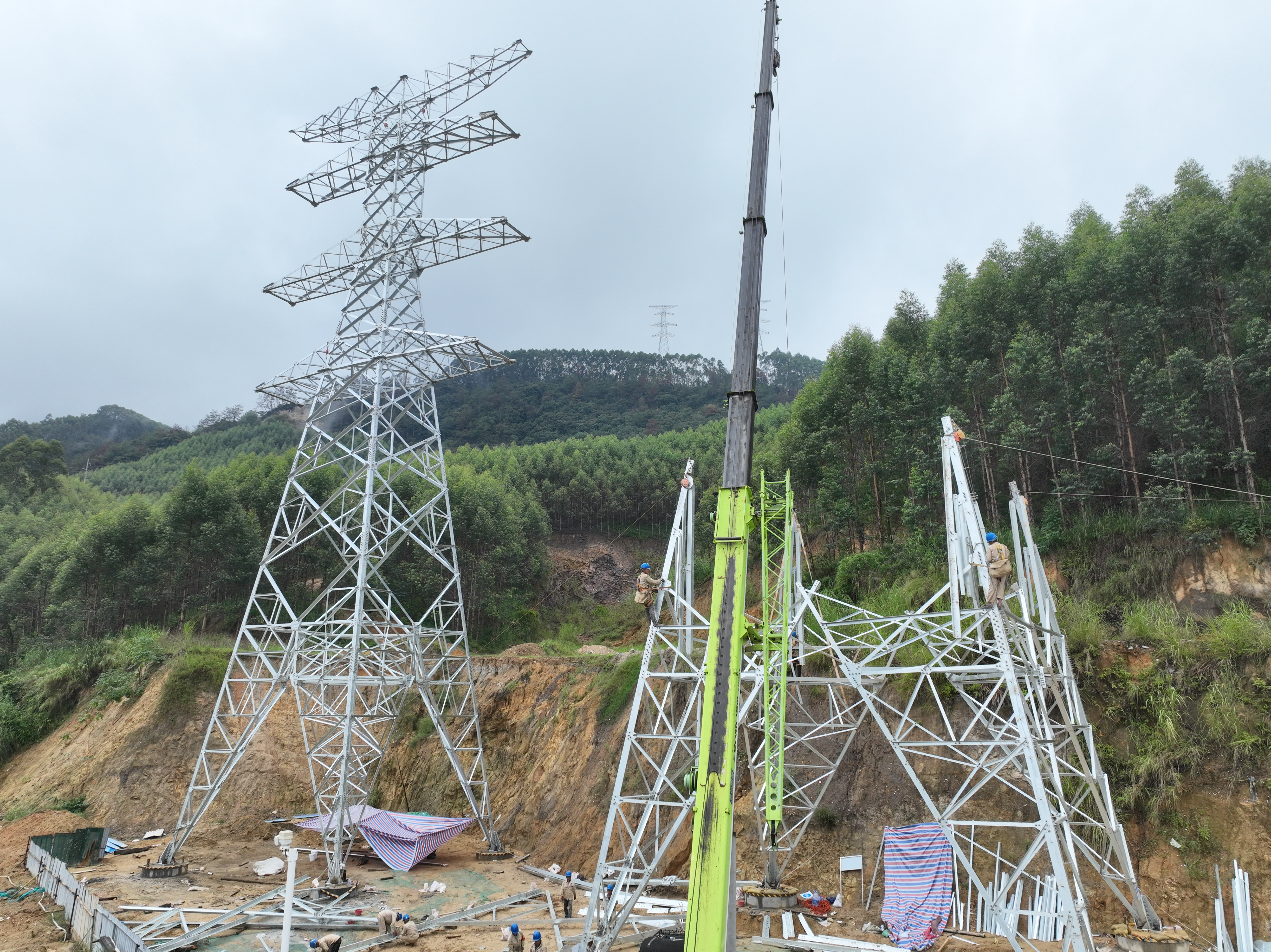 10月5日在福建福州閩清縣金沙鎮(zhèn)沃頭村，國(guó)網(wǎng)福州供電公司施工人員在進(jìn)行220千伏白中線1B號(hào)塔的組立作業(yè)（陳德鈞）2.jpg
