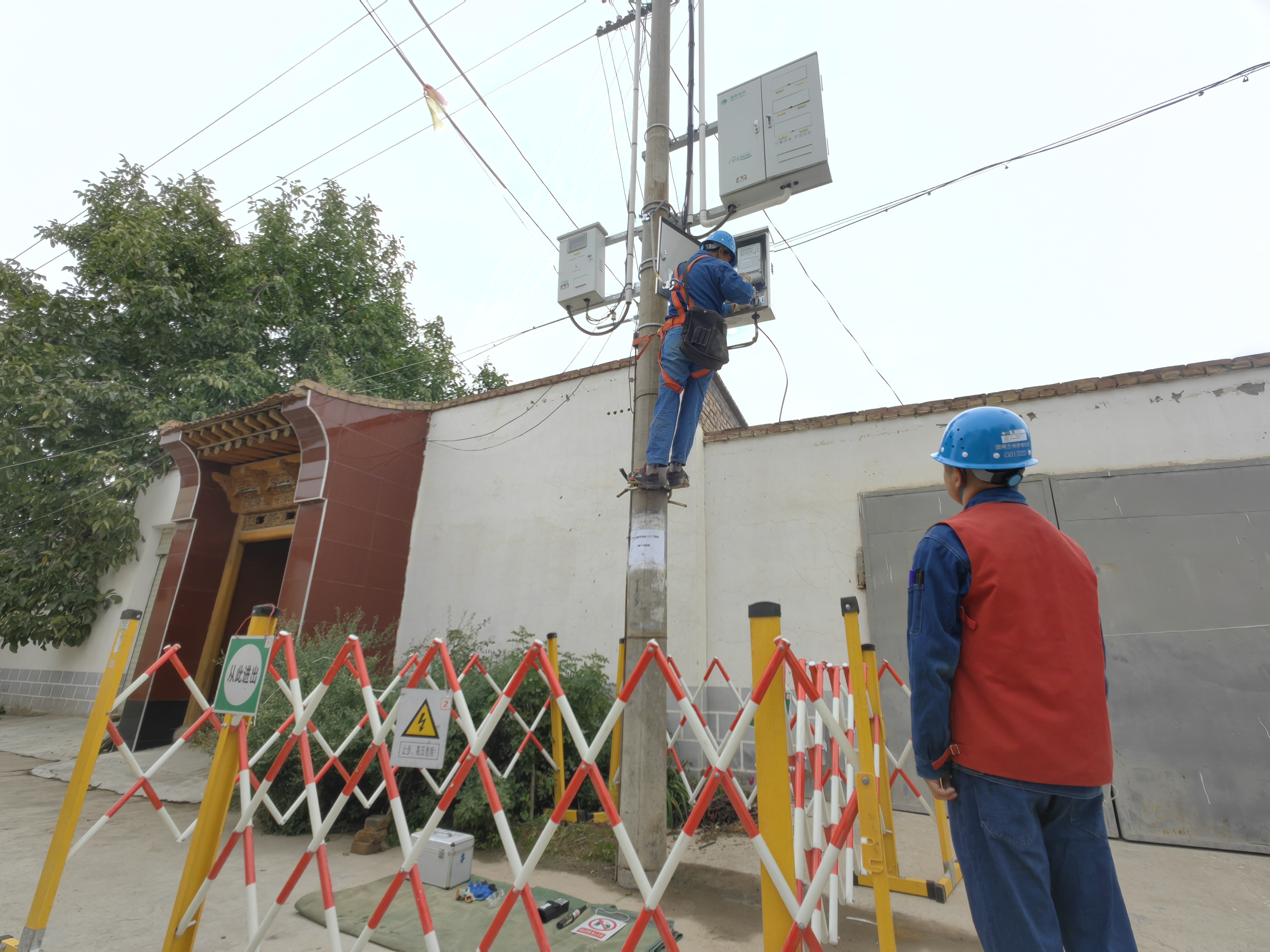 國網(wǎng)蘭州供電公司永靖縣供電公司員工為客戶電采暖增容更換三相動力表。何海云攝.jpg