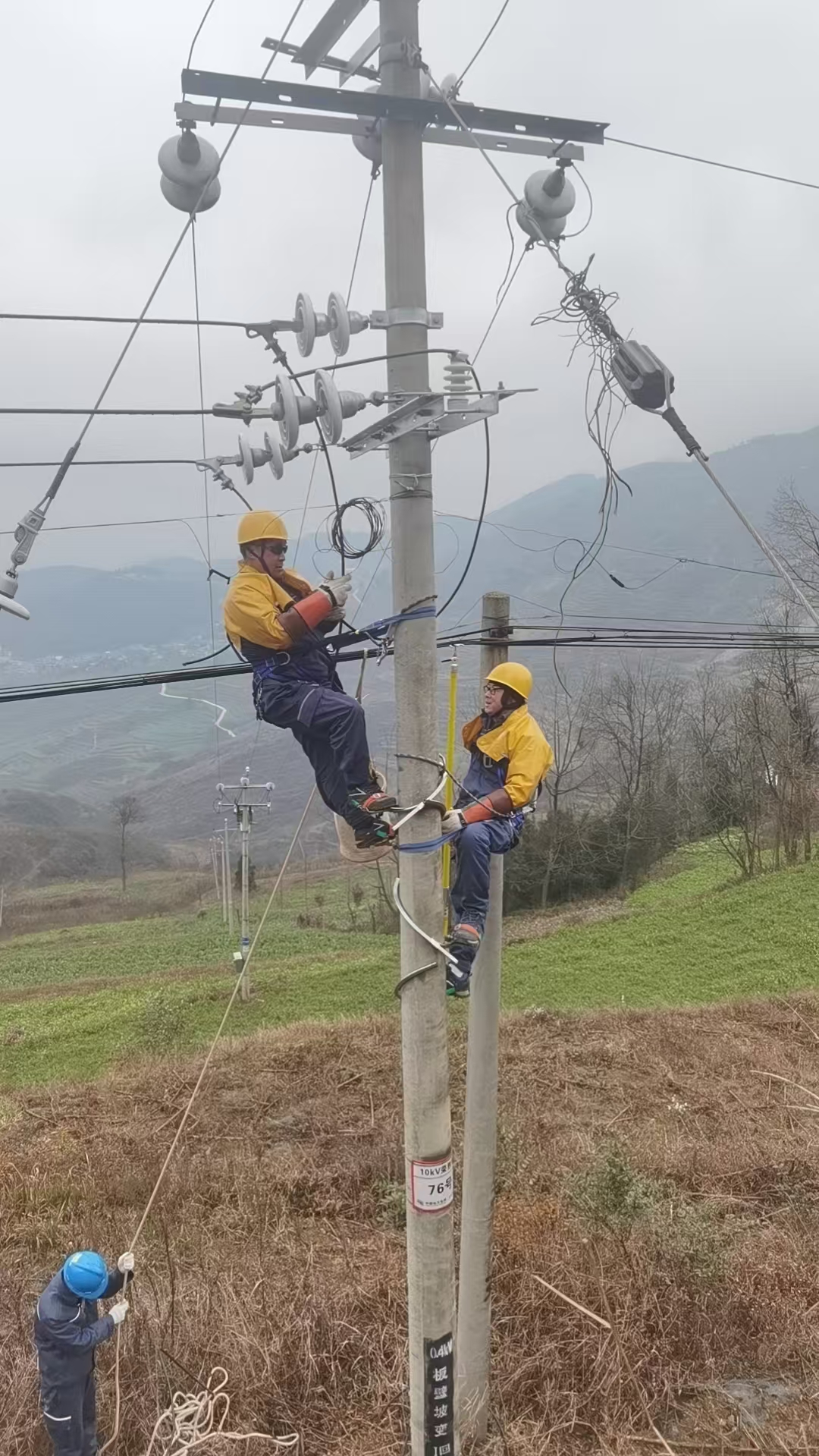 絕緣手套作業法現場照片2.jpg