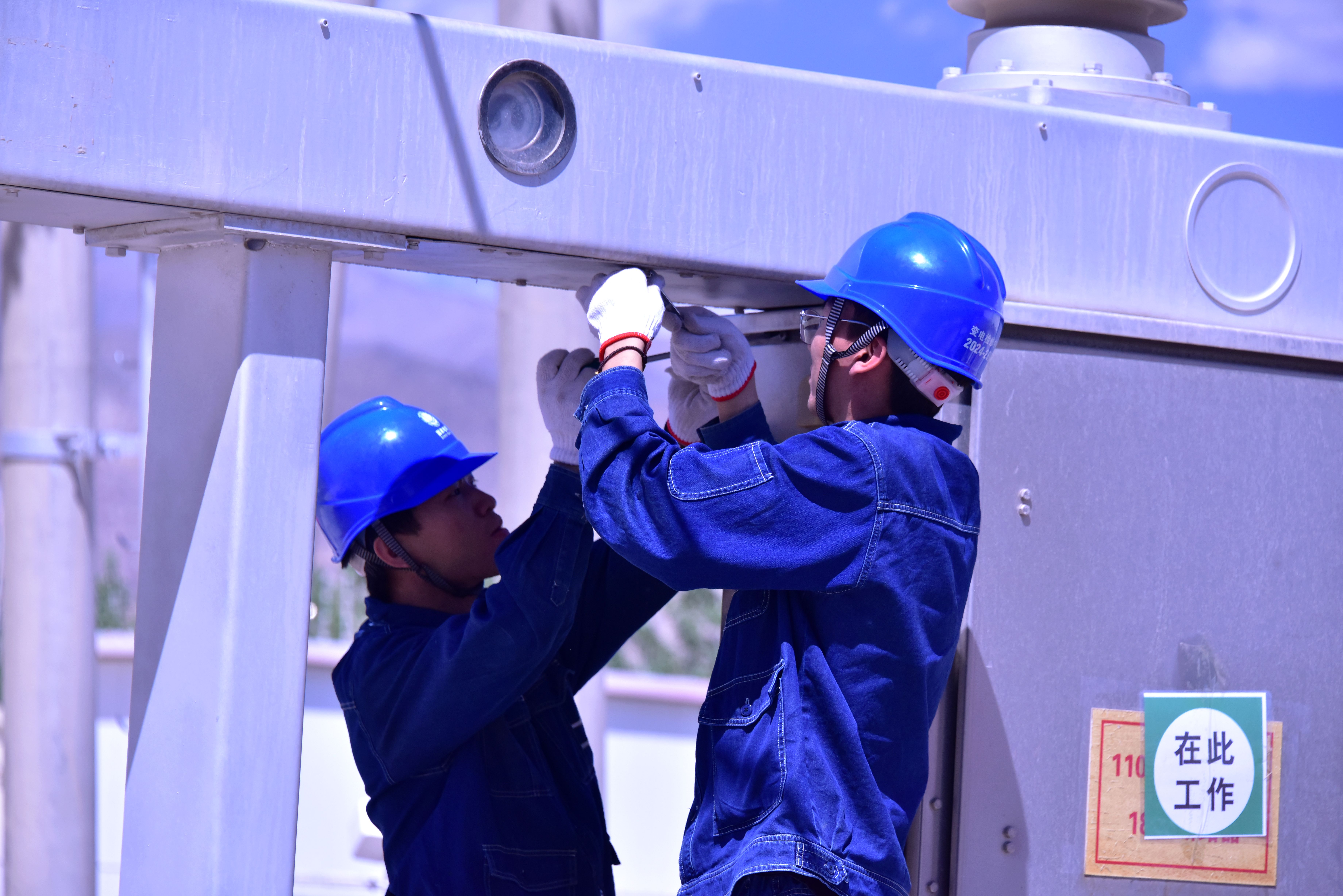 國網巴州供電公司員工正在對220千伏湖帆變電站進行斷路器更換。（王謙 攝）.jpg
