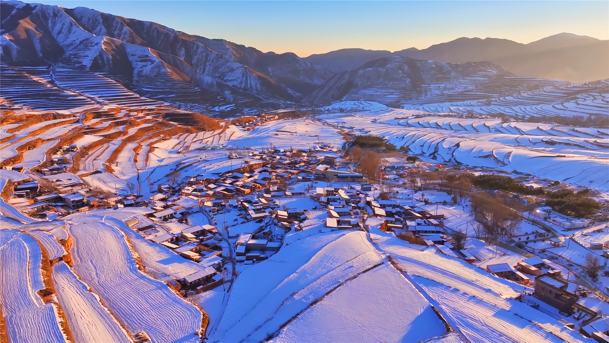 哈班岔村雪景圖。<span id=